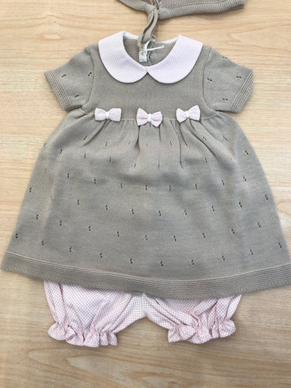 Completo Baby Lord in filo tortora e rosa due pezzi mezza manica traforato con fiocchetti rosa con cuffietta abbinata