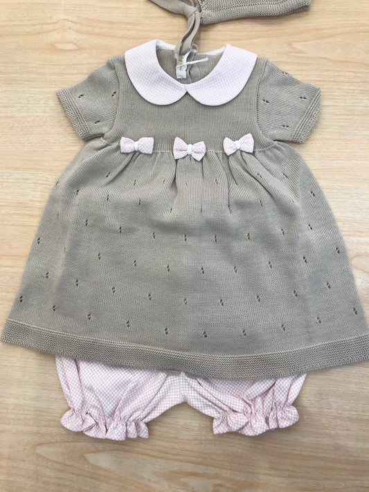 Completo Baby Lord in filo tortora e rosa due pezzi mezza manica traforato con fiocchetti rosa con cuffietta abbinata