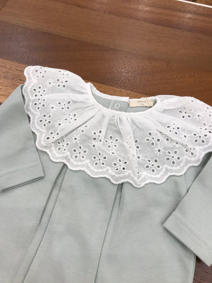 Tutina Baby Gi in cotone verde menta manica lunga gamba lunga con collo con rusche in san gallo