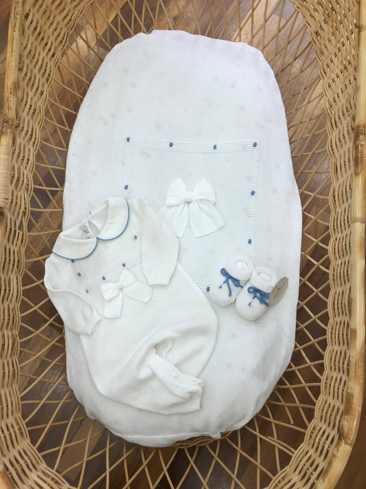 Coordinato nascita Baby Lord in filo bianco con pois blu con fiocco bianco sia coperta che tutina intera con babbucce con fiocchetto blu