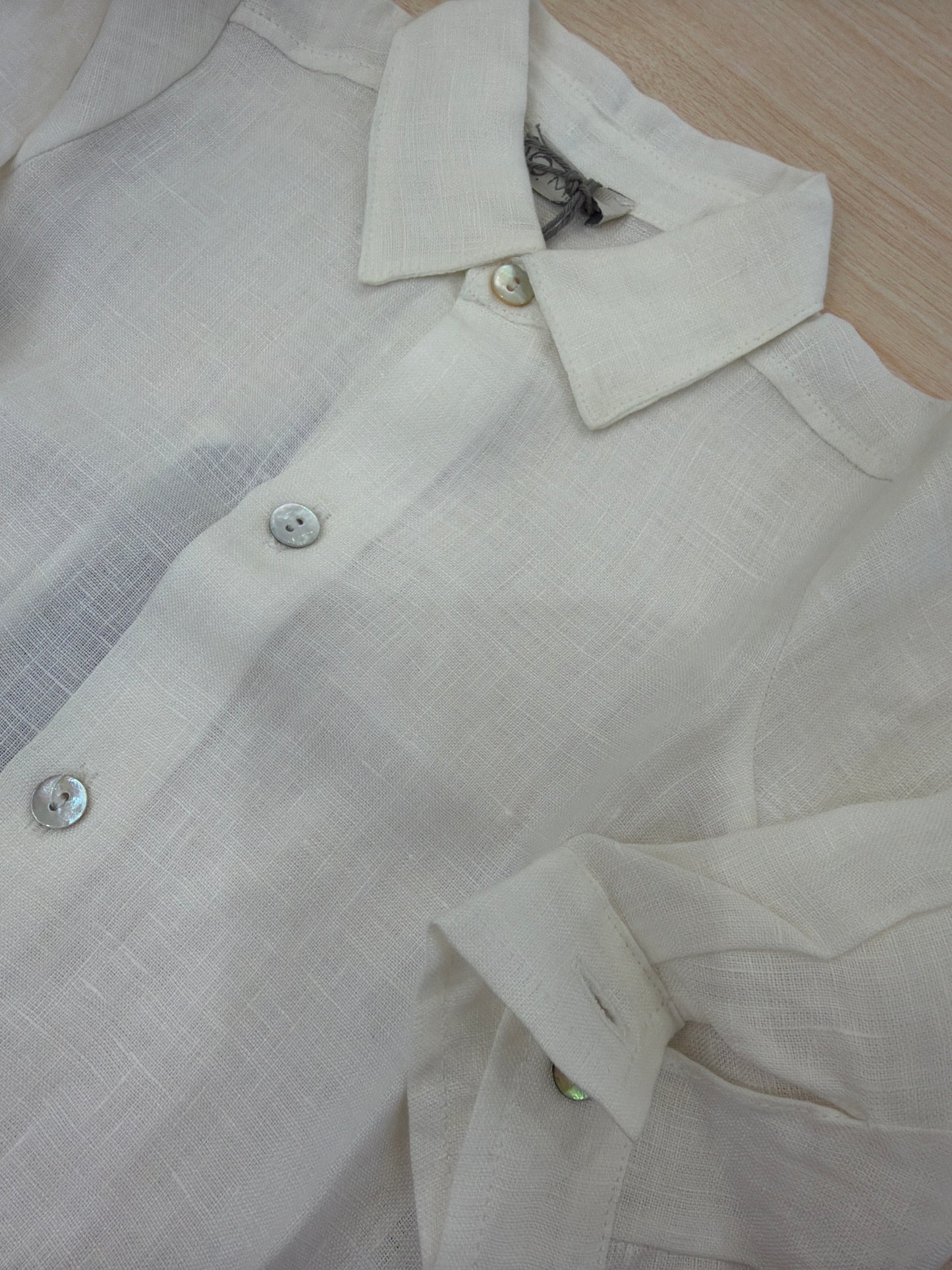 Camicia Jo Milano in lino panna manica lunga con bottoncini in madreperla