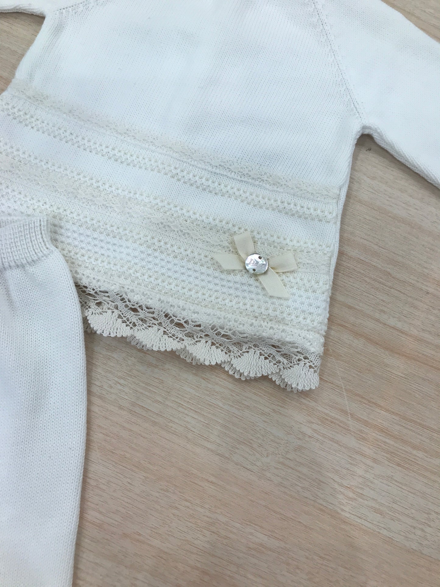 Tutina Paz Rodriguez in filo con ricami in pizzo panna con pizzo al bordo con piedini lavorati