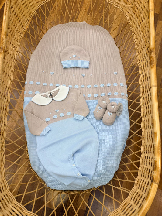 Coordinato nascita Baby Lord in filo celeste e tortora con passanastro e fiocchetti ricamati a mano