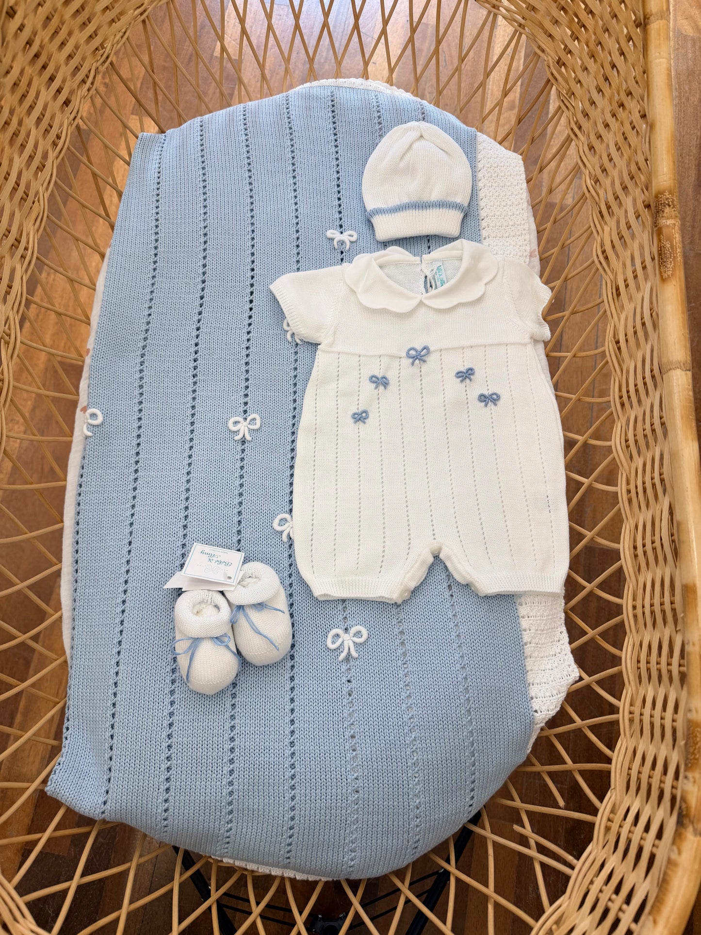 Coordinato nascita Bebè di Almy in filo celeste polvere e bianco con fiocchetti ricamati a mano