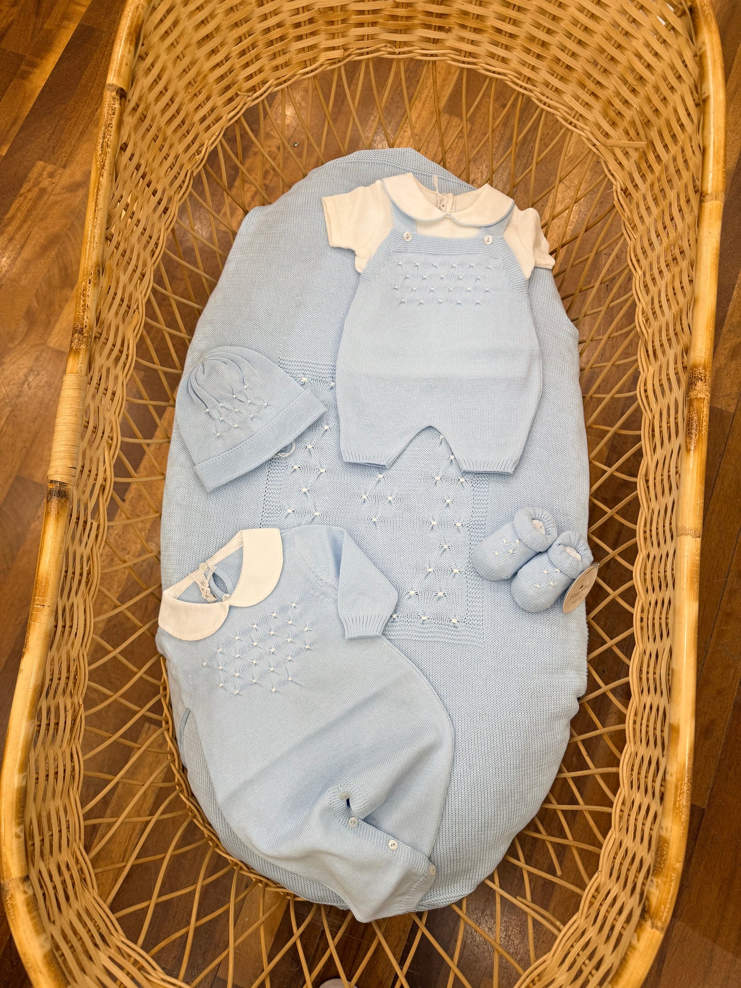 Coordinato nascita Baby Lord infilo celeste con lavorazione di punto smock bianco ricamato a mano