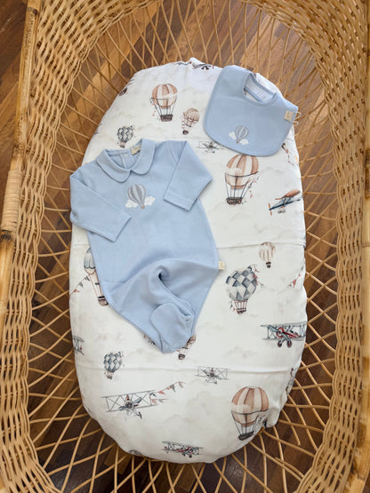 Tutina Baby Gi in cotone color carta da zucchero manica lunga con piedini collo tondo con mongolfiera e nuvolette ricamate sul davanti