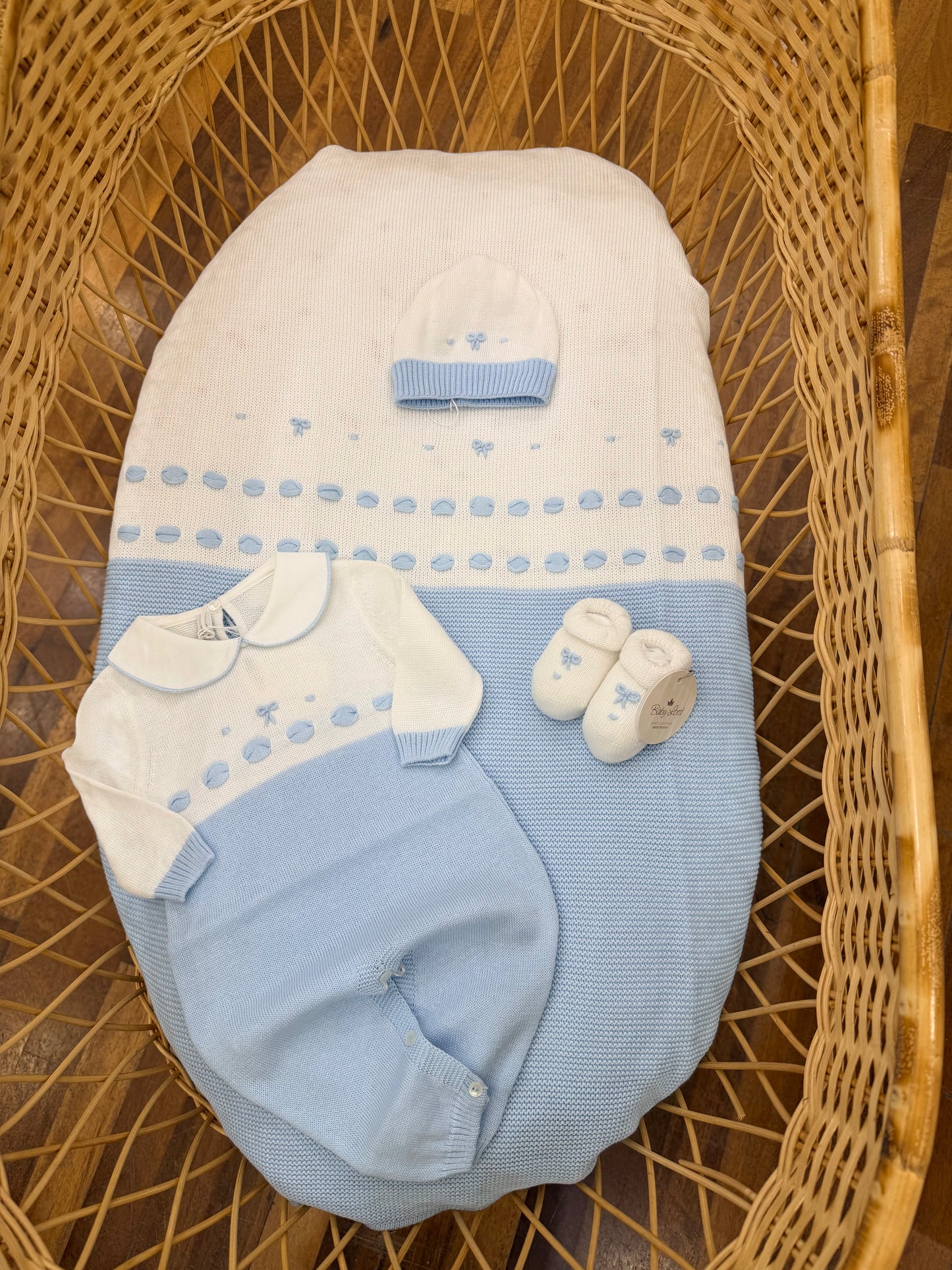 Coordinato nascita Baby Lord in filo bianco e celeste con passanastro fiocchi e pois ricamati a mano celesti