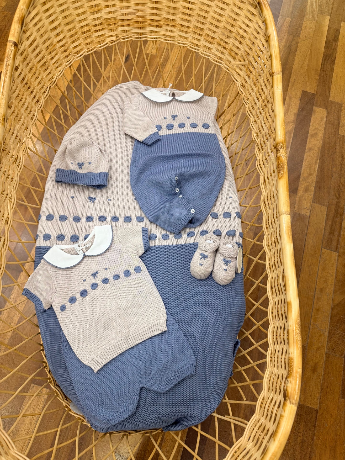 Coordinato nascita Baby Lord in filo tortora e avio con fiocchetti e passanastro ricamati