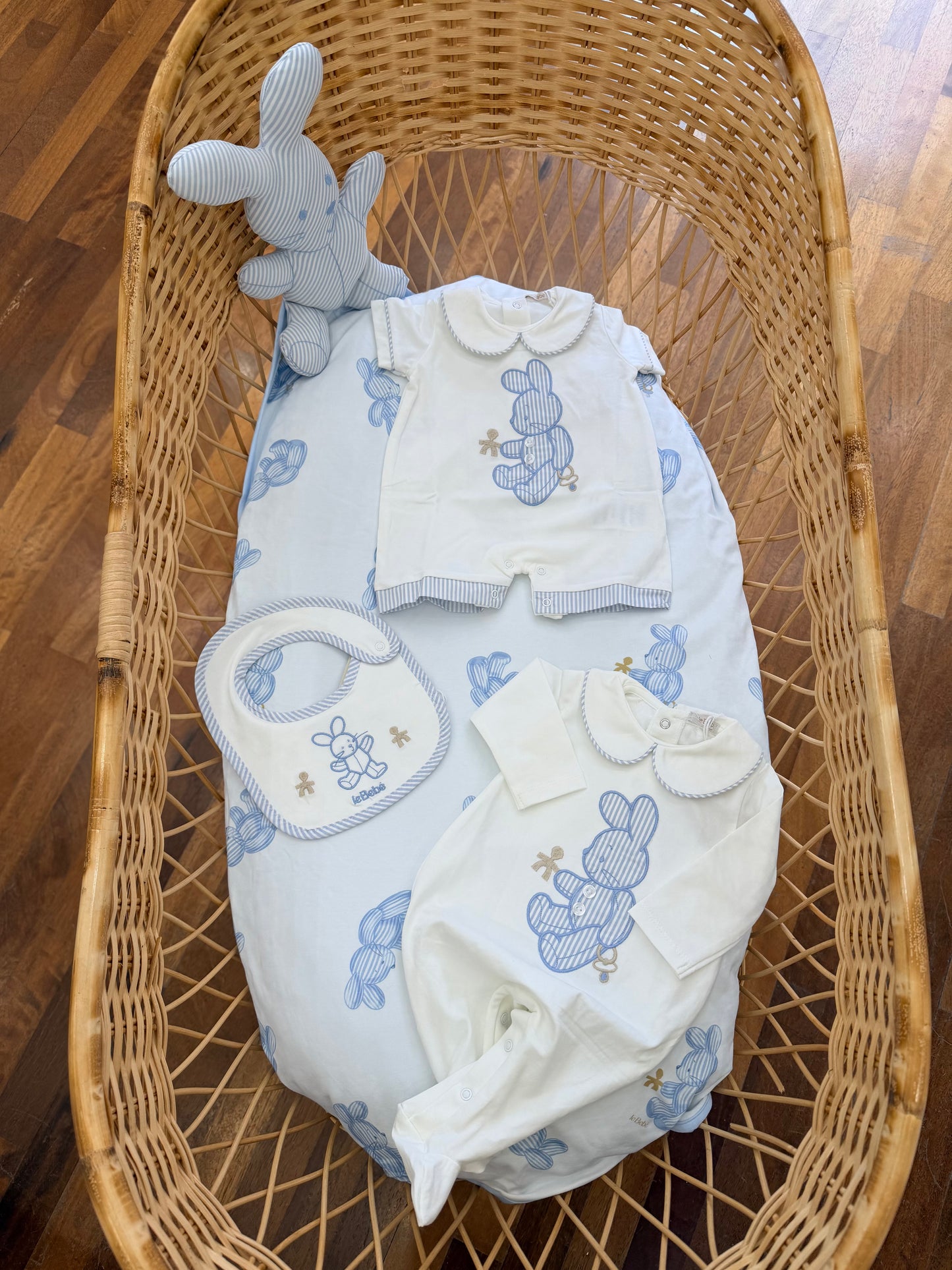 Coordinato nascita Le Bebè in cotone bianco e celeste con coniglietti celesti