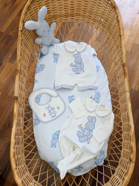 Coordinato nascita Le Bebè in cotone bianco e celeste con coniglietti celesti