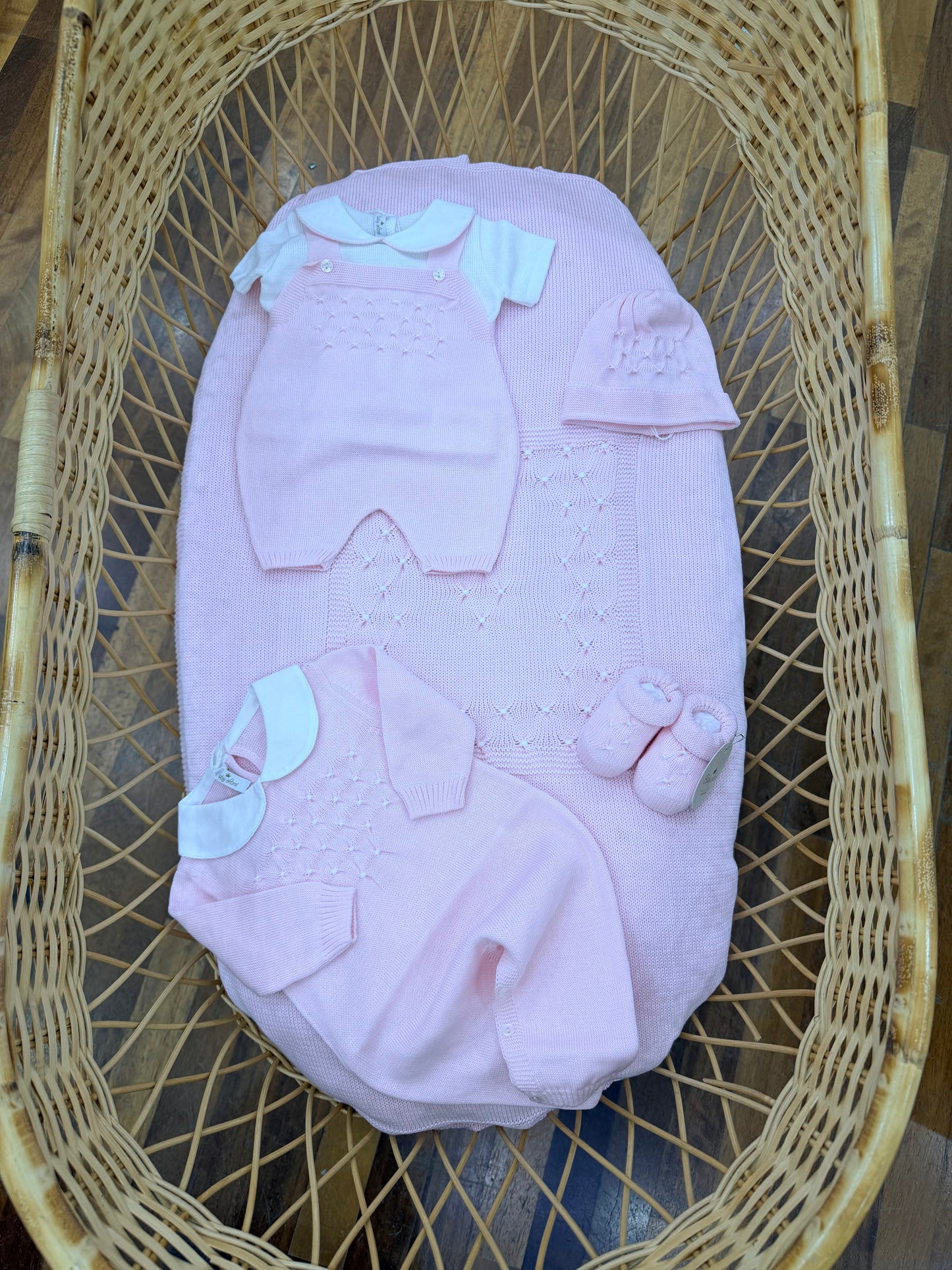 Coordinato nascita Baby Lord in filo rosa con lavorazione di punto smock bianco ricamato a mano