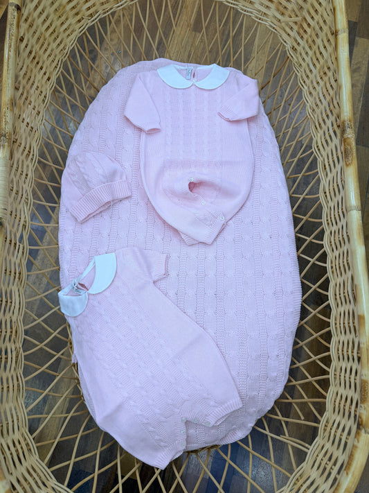 Coordinato nascita Baby Lord in filo rosa con lavorazione di trecce