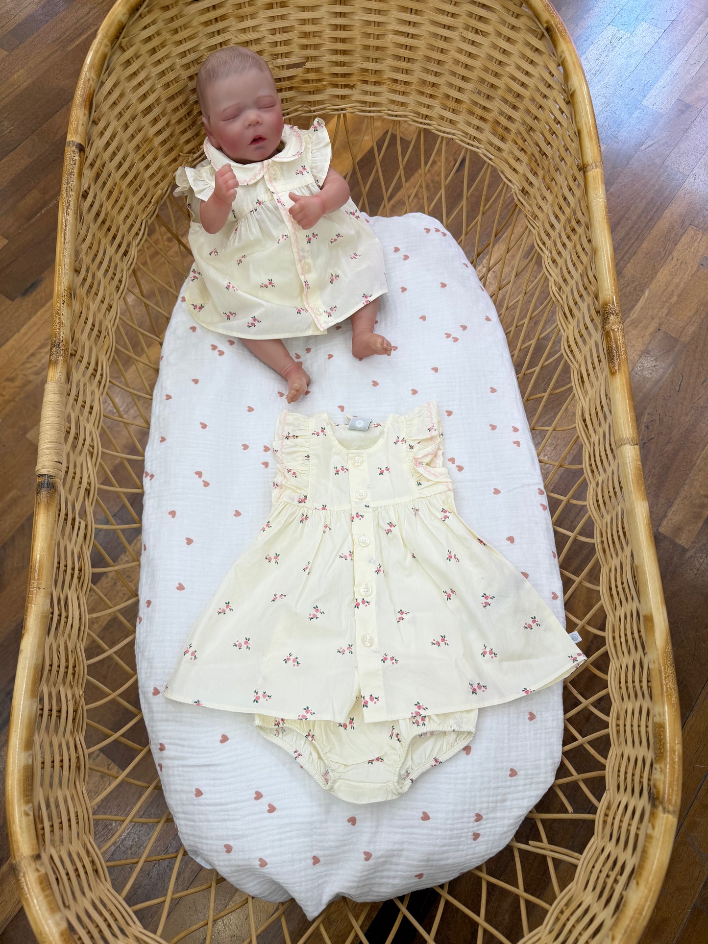 Coordinato gemelline in cotone panna con fiorellini e rusche e culotte