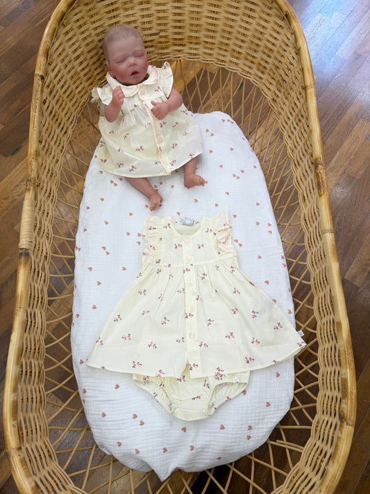 Coordinato gemelline in cotone panna con fiorellini e rusche e culotte