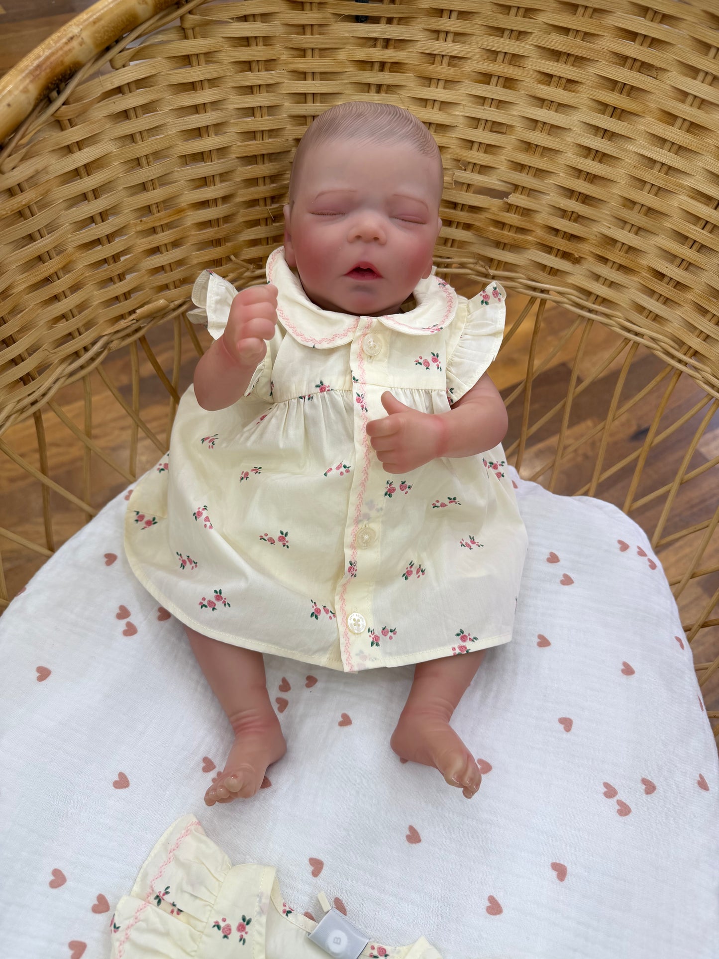 Coordinato gemelline in cotone panna con fiorellini e rusche e culotte