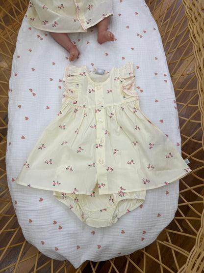 Coordinato gemelline in cotone panna con fiorellini e rusche e culotte