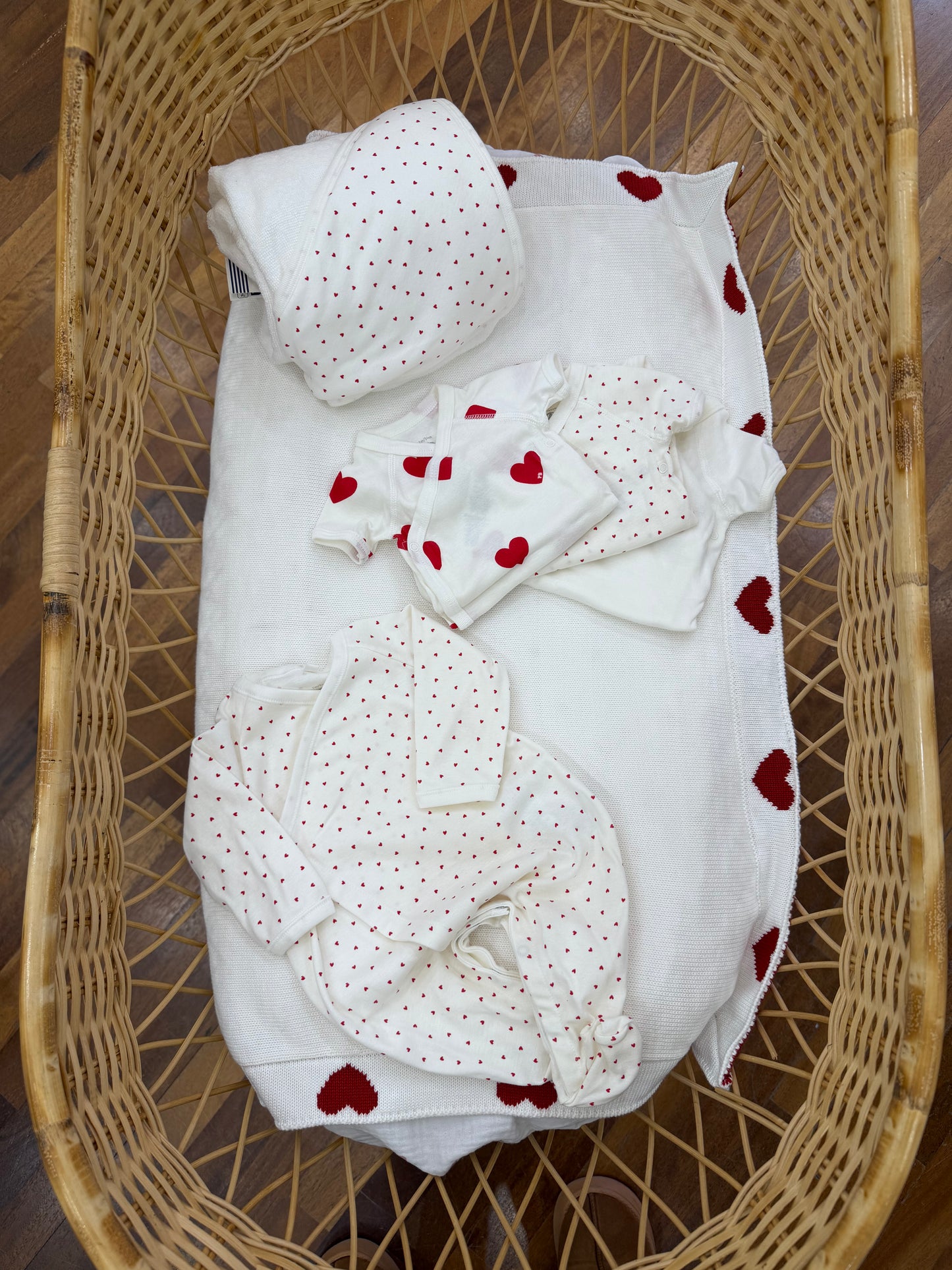 Coordinato nascita Petit Bateau a tema cuoricini rossi