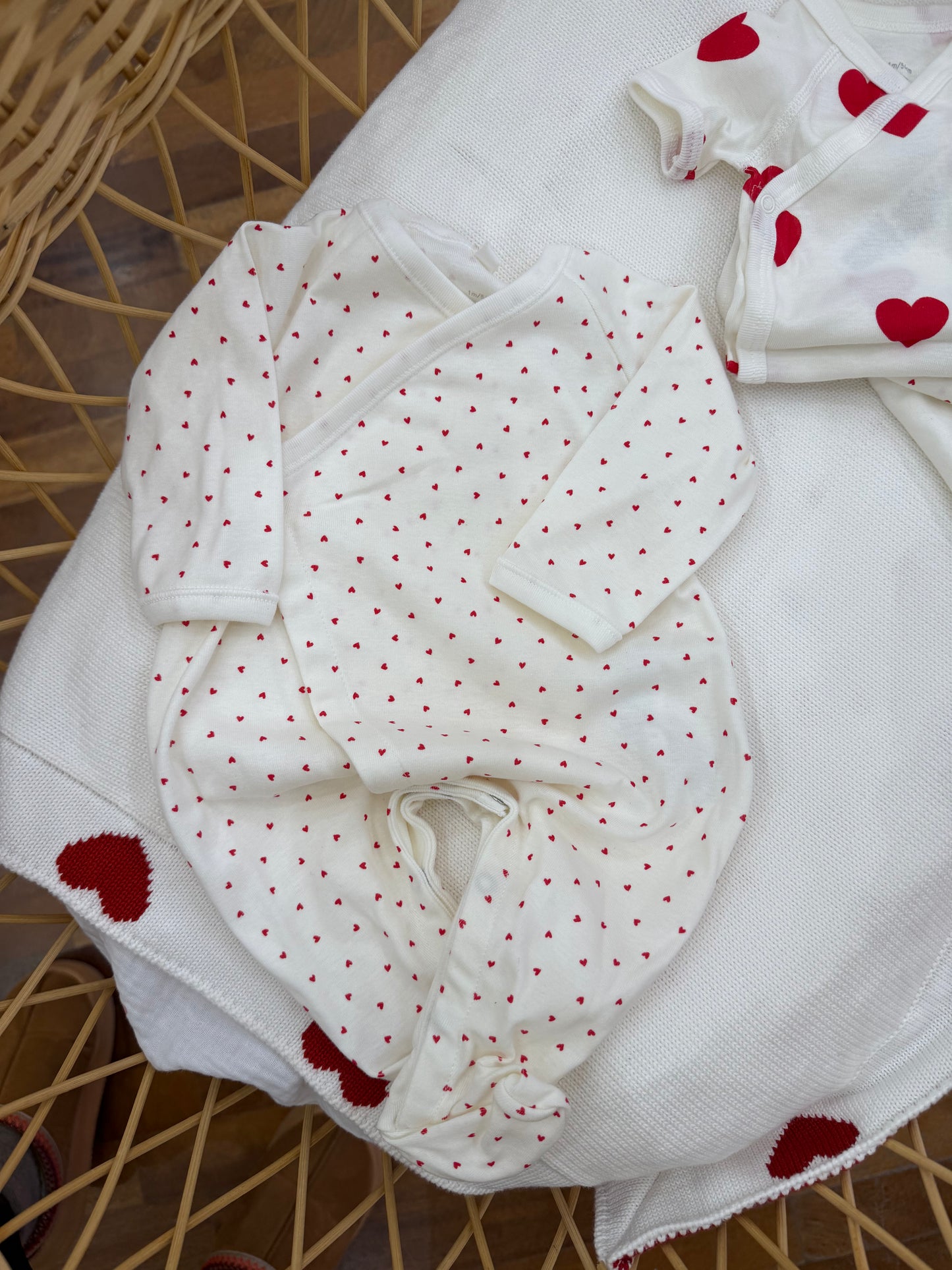 Coordinato nascita Petit Bateau a tema cuoricini rossi