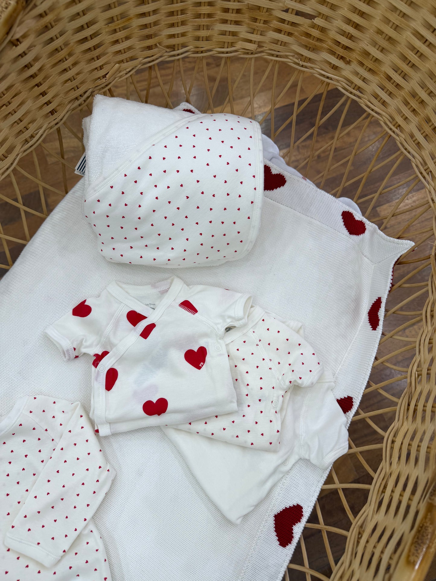 Coordinato nascita Petit Bateau a tema cuoricini rossi