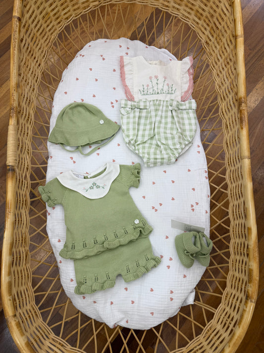 Coordinato nascita Paz Rodriguez in filo verde pagliaccetto con completino due pezzi con cappellino e babbucce