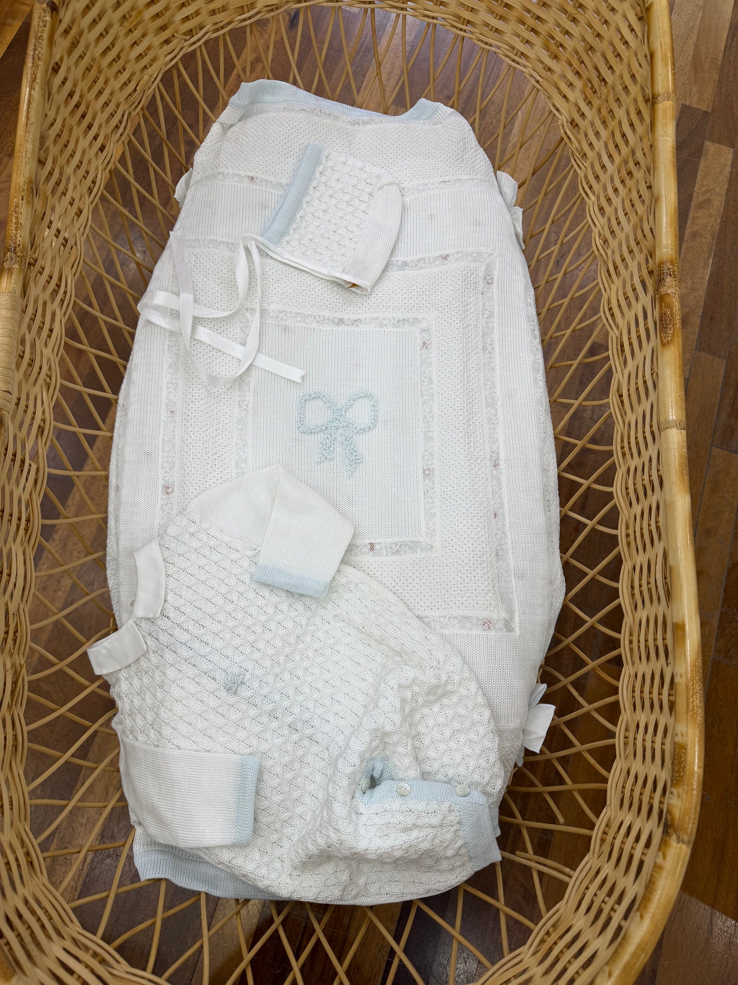 Coordinato nascita Ladia in filo bianco coperta con riquadri rifiniti in  valancienne con fiocco centrale celeste con tutina e cuffia lavorate