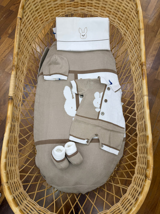 Coordinato nascita Colori Chiari in filo di cotone con coniglietto ricamato nelle tonalità tortora e bianco