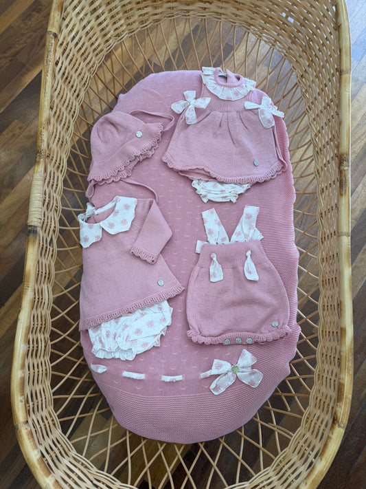 Coordinato nascita Paz Rodriguez per sorelline in tonalità rosa antico con dettagli in bianco con fiocchetti e fiori rosa