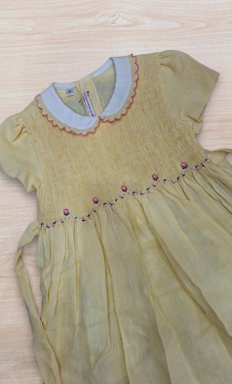 Abito Les Enfants de Gisele in lino giallo mezza manica con collo con rusche corpetto lavorato da punto smock e fiori