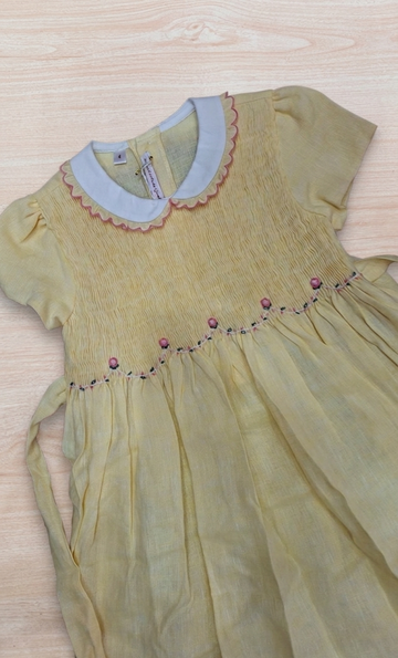 Abito Les Enfants de Gisele in lino giallo mezza manica con collo con rusche corpetto lavorato da punto smock e fiori