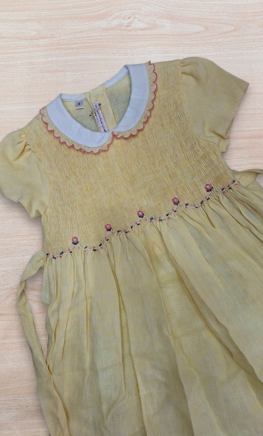 Abito Les Enfants de Gisele in lino giallo mezza manica con collo con rusche corpetto lavorato da punto smock e fiori