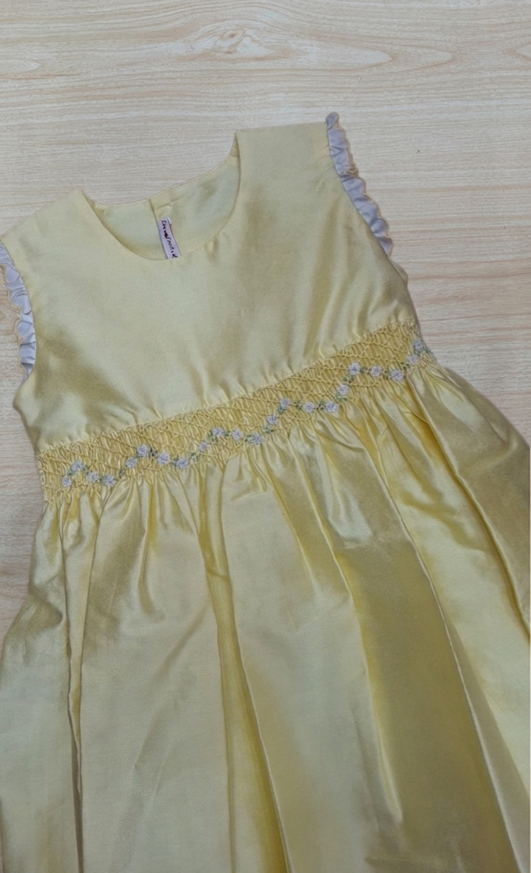 Abito Les Enfants de Gisele in saten smanicato con rusche con corpetto rifinito da una fascia lavorata con fiori