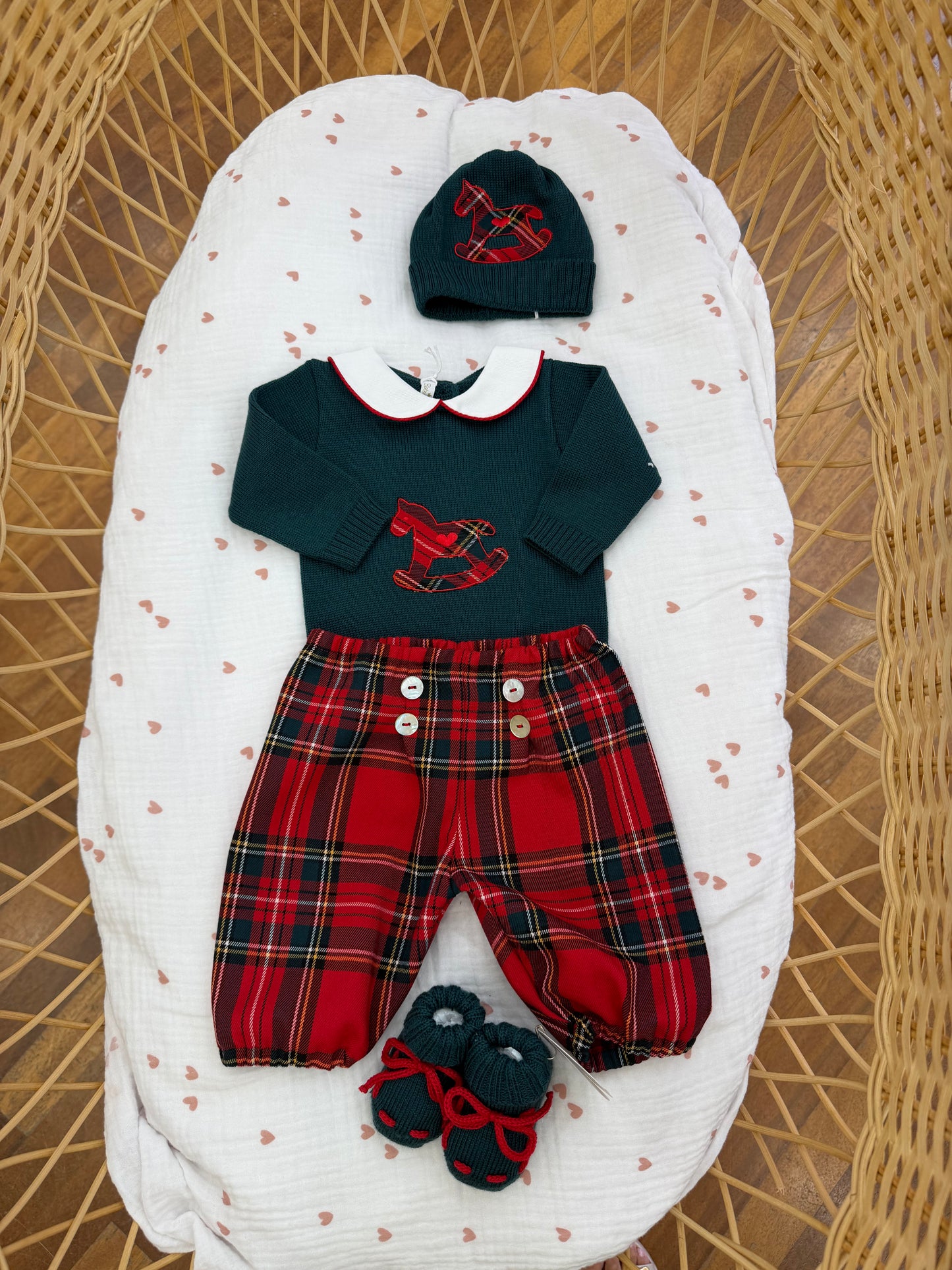 Coordinato nascita Baby Lord in lana verde scuro con bermuda scozzese e cavallo a dondolo anch'esso scozzese